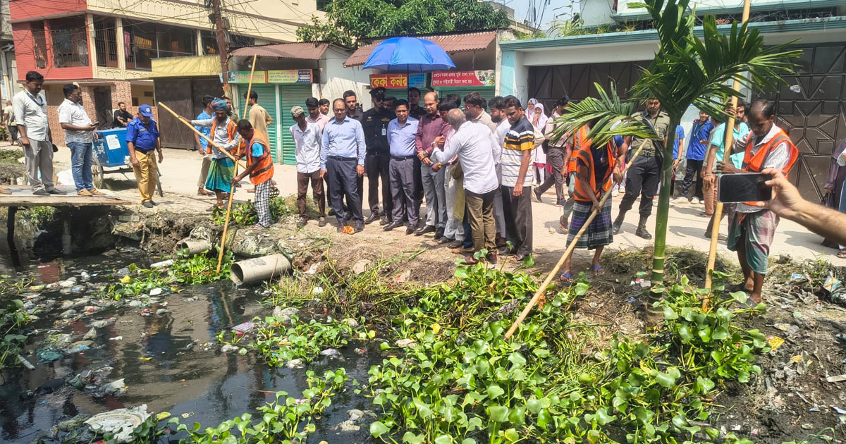 নারায়ণগঞ্জে ডেঙ্গু প্রতিরোধে সদরে বাগডুমারী খাল পরিষ্কারে ডিসি-ইউএনও
