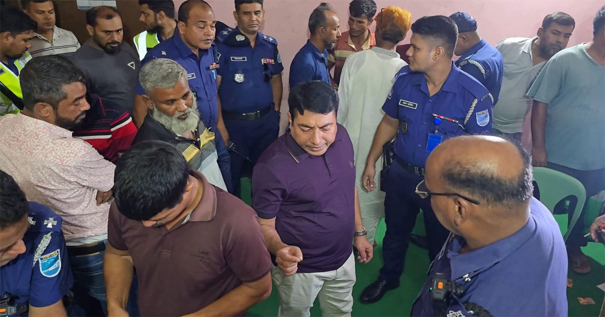 নারায়ণগঞ্জে জুয়ার আস্তানায় পুলিশের অভিযানে আটক ২৮, জব্দ ৭৭ হাজার ৯৪০ টাকা