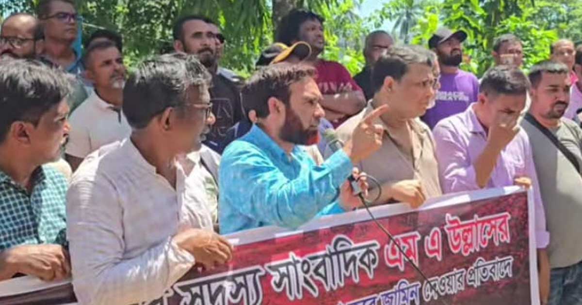 কুষ্টিয়ায় সাংবাদিকদের আদালত প্রাঙ্গণ ঘেরাও, হামলাকারীদের গ্রেপ্তারের দাবি