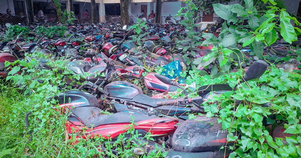 ঠাকুরগাঁওয়ে মামলার জটে পচছে কোটি টাকার যানবাহন