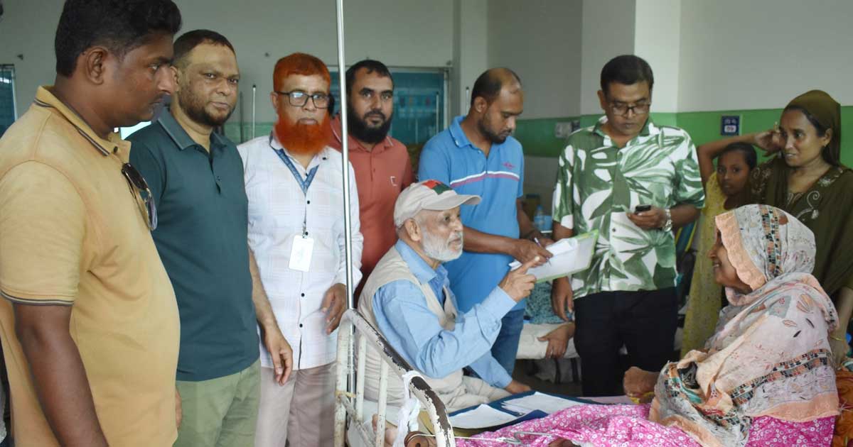 বগুড়ায় অসুস্থ রোগীদের দেখতে হাসপাতালে সাবেক এমপি লালু