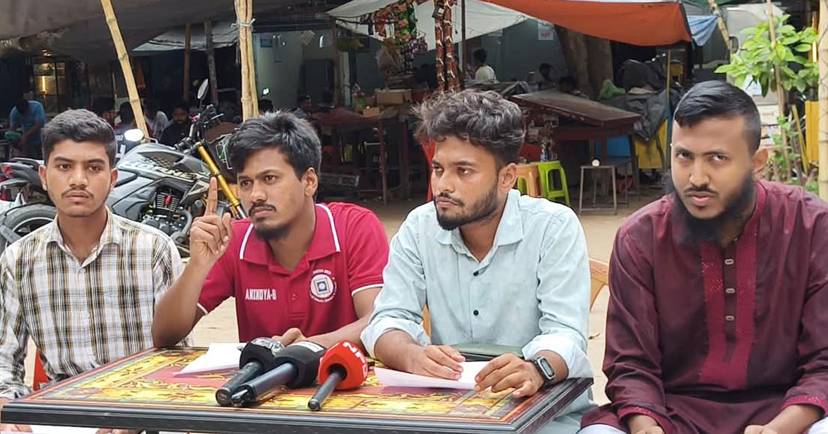 স্টেশন সংস্কার ও ট্রেনের স্টপেজসহ ৫ দফা দাবি রাবি শিক্ষার্থীদের