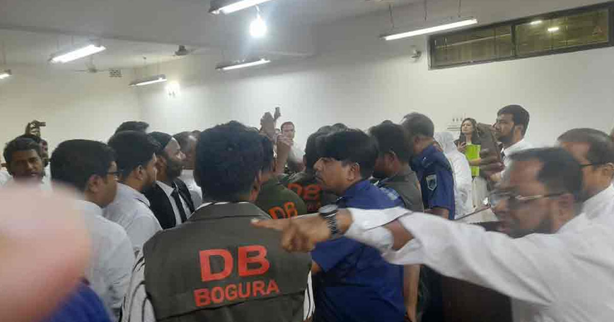 বগুড়ায় বিচারকের এজলাস কক্ষে বিএনপিপন্থী আইনজীবীদের দুই পক্ষের হট্টগোল