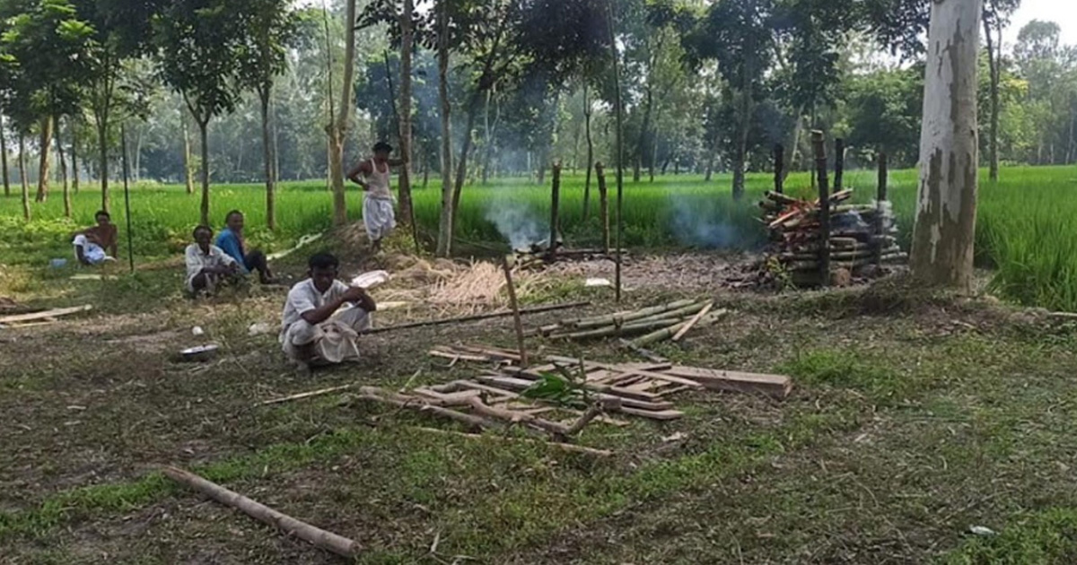 স্বামীর মৃত্যুর শোকে ট্রেনের নিচে ঝাঁপিয়ে স্ত্রীর আত্মহত্যা, একই চিতায় শেষকৃত্য