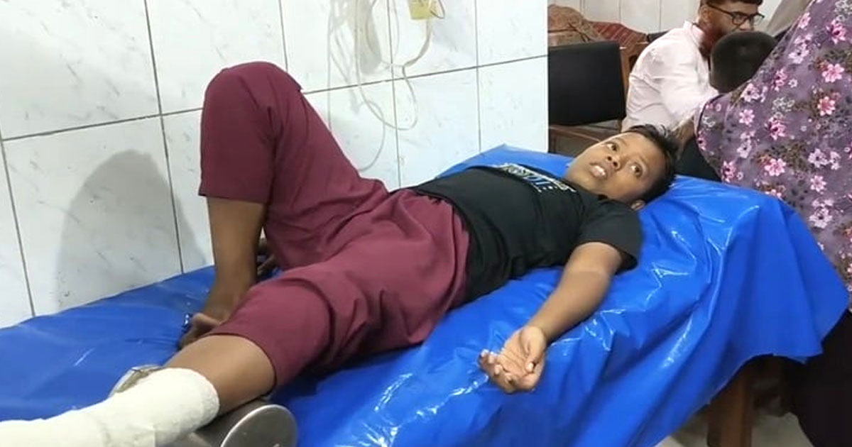 বেতের আঘাতে শিক্ষার্থীর পা ভাঙ্গার অভিযোগ শিক্ষকের বিরুদ্ধে