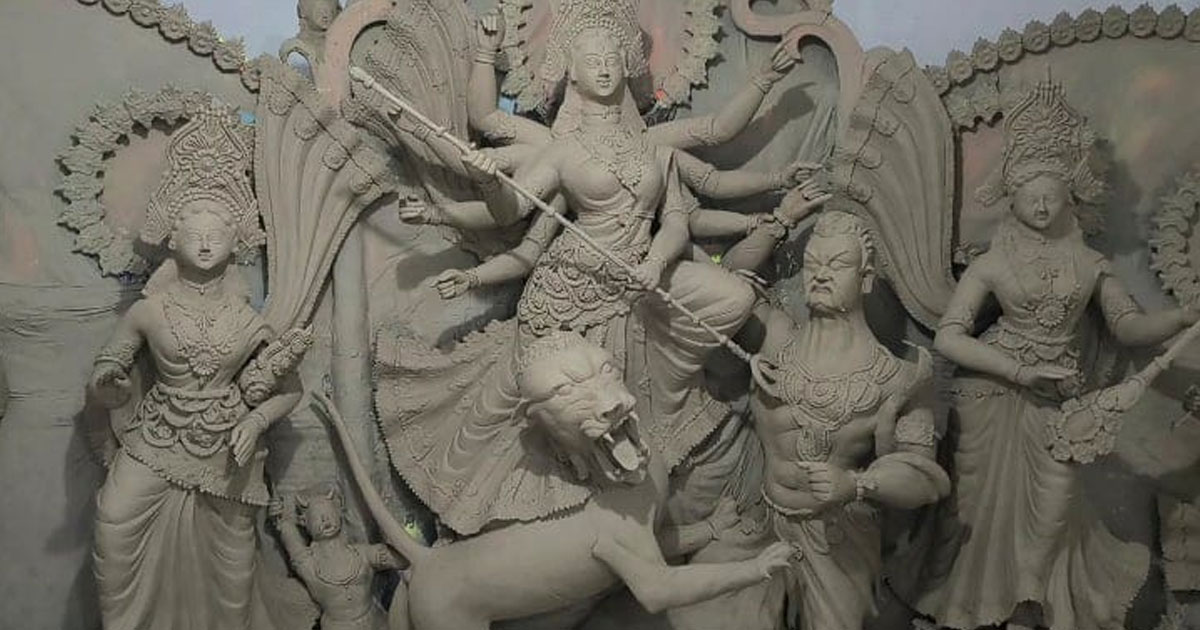 শার্শা-বেনাপোলে ৩২ মণ্ডপে দুর্গাপূজার প্রস্তুতি, প্রতিমা তৈরিতে ব্যস্ত মৃৎশিল্পীরা
