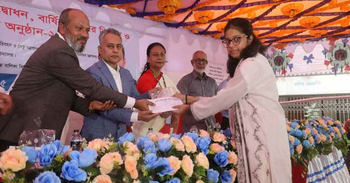শিক্ষার্থীদের ভালো নাগরিক হিসেবে গড়ে উঠতে হবে: শেখ রবিউল আলম