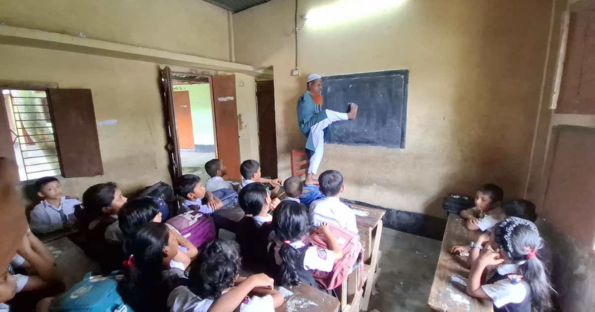 দুই হাত নেই, পা দিয়ে পড়ান ১৪৫ শিশু