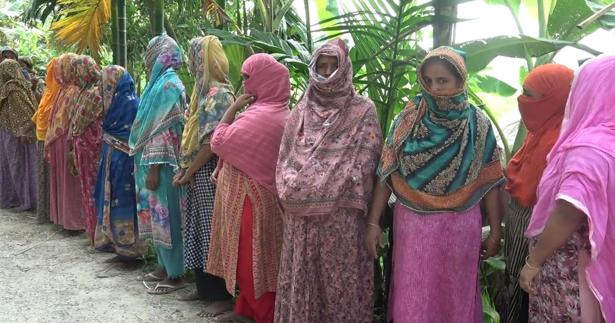 ধর্ষণচেষ্টার মামলাকে মিথ্যা দাবি করে নাটোরে অভিযুক্তের মানববন্ধন