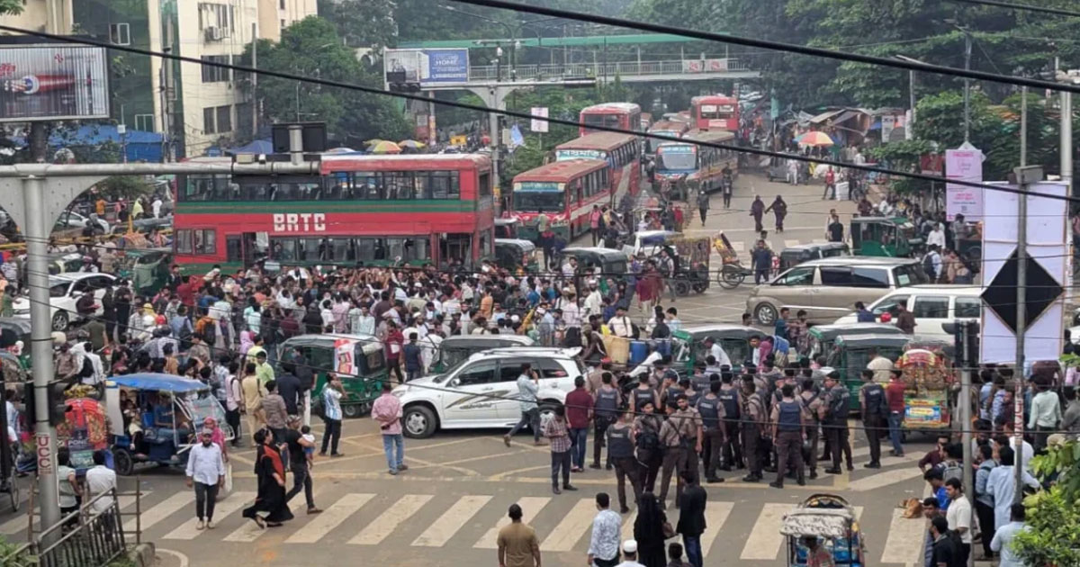 প্রশ্নপত্র ফাঁসের অভিযোগে নিয়োগ পরীক্ষা স্থগিত, সড়ক অবরোধ পরীক্ষার্থীদের