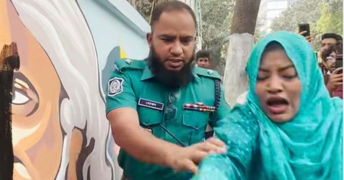 রবীন্দ্রনাথ ঠাকুরের গ্রাফিতিতে কালি, নারীসহ আটক ৩