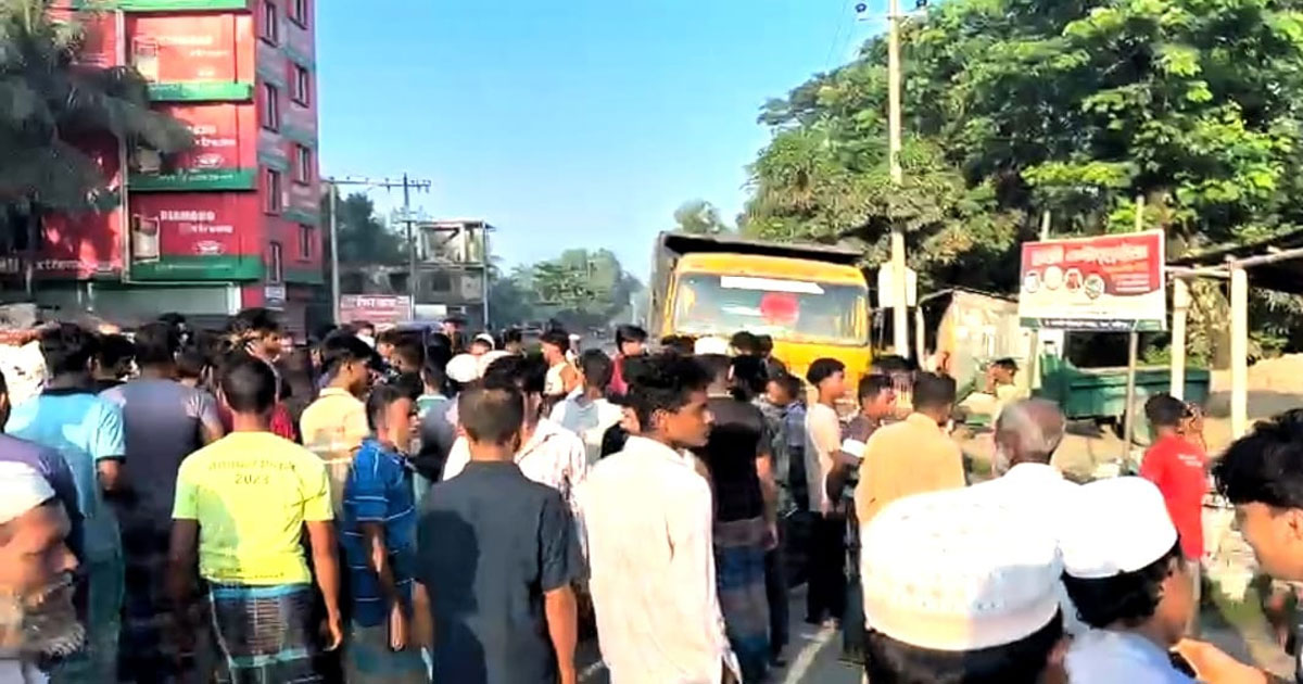 লক্ষ্মীপুরে ড্রাম-ট্রাকের চাপায় ভ্যানচালক নিহত, সড়ক অবরোধ