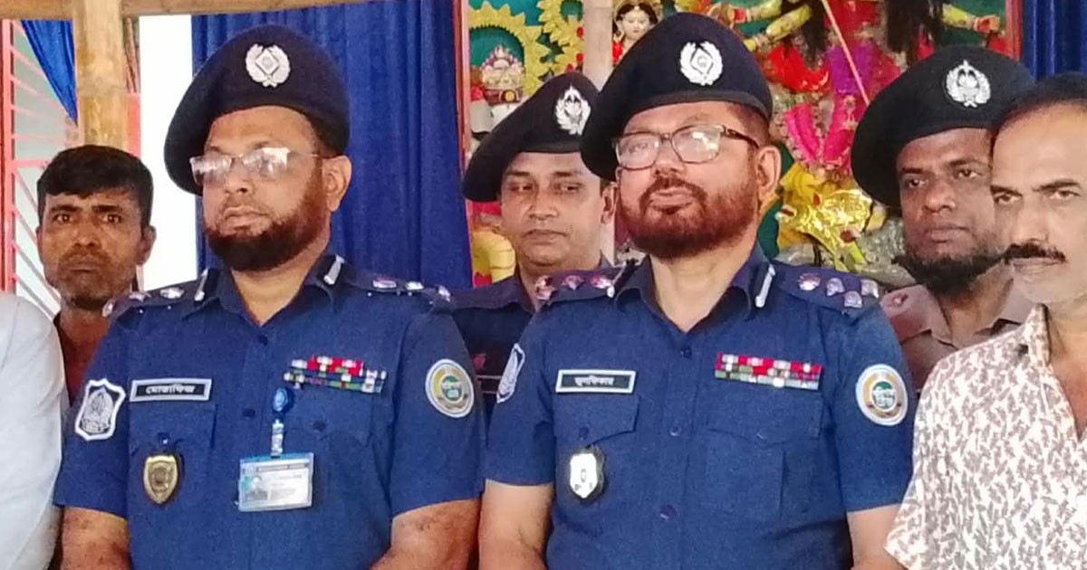 উজিরপুরে দুর্গাপূজার মণ্ডপ পরিদর্শনে ডিআইজি-এসপি