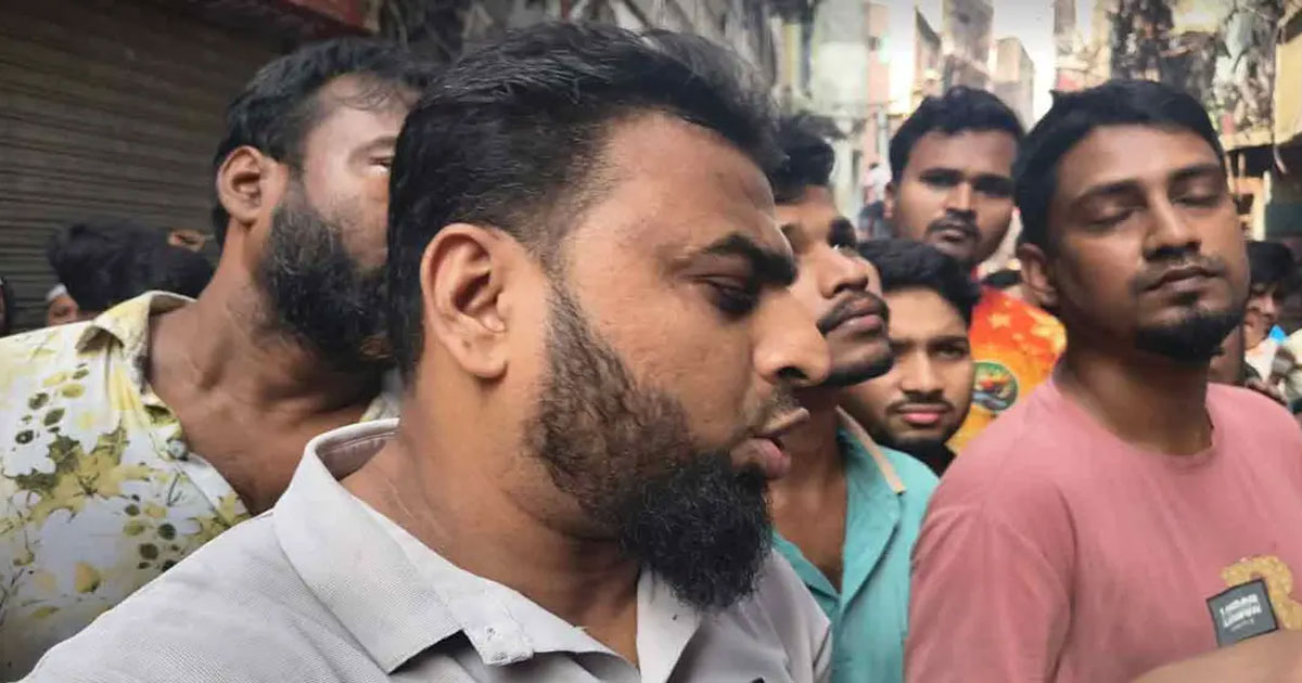 চকবাজারে আগুনে সর্বস্ব হারানোর শঙ্কায় ব্যবসায়ীরা