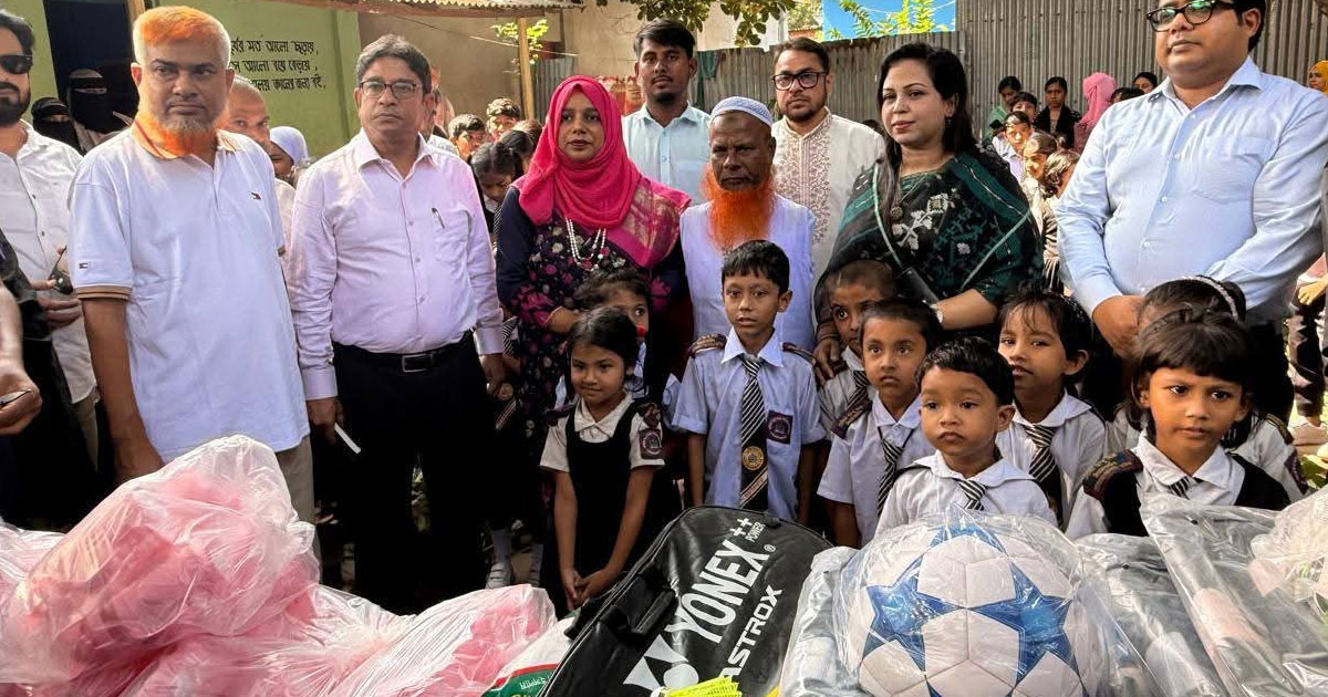 দুই হাত নেই, পায়ের আঙুলে লেখেন, দুঃখু মিয়ার পাশে দাঁড়ালেন নরসিংদীর ডিসি