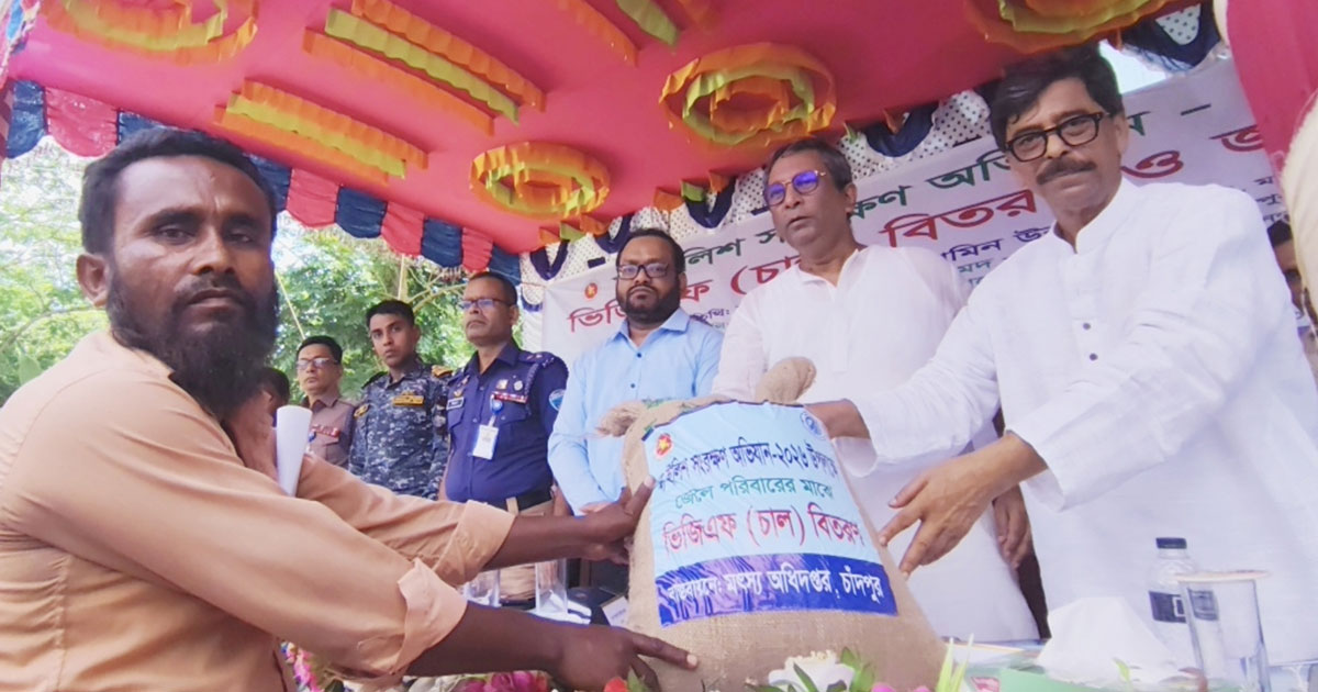 ‘বুকে হাত দিয়ে বলুন, কোনো ইলিশ ধরব না’ : জেলেদের প্রতি মৎস্যমন্ত্রীর আহ্বান