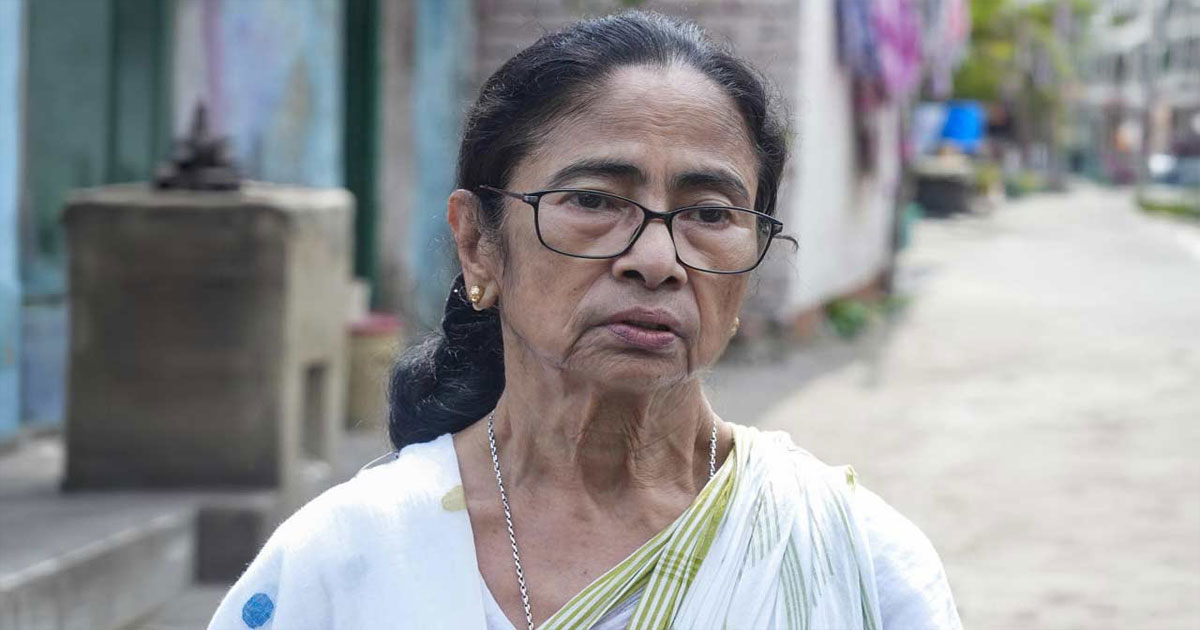 মমতা বন্দ্যোপাধ্যায়কে ছুরি দিয়ে হামলার চেষ্টার অভিযোগ