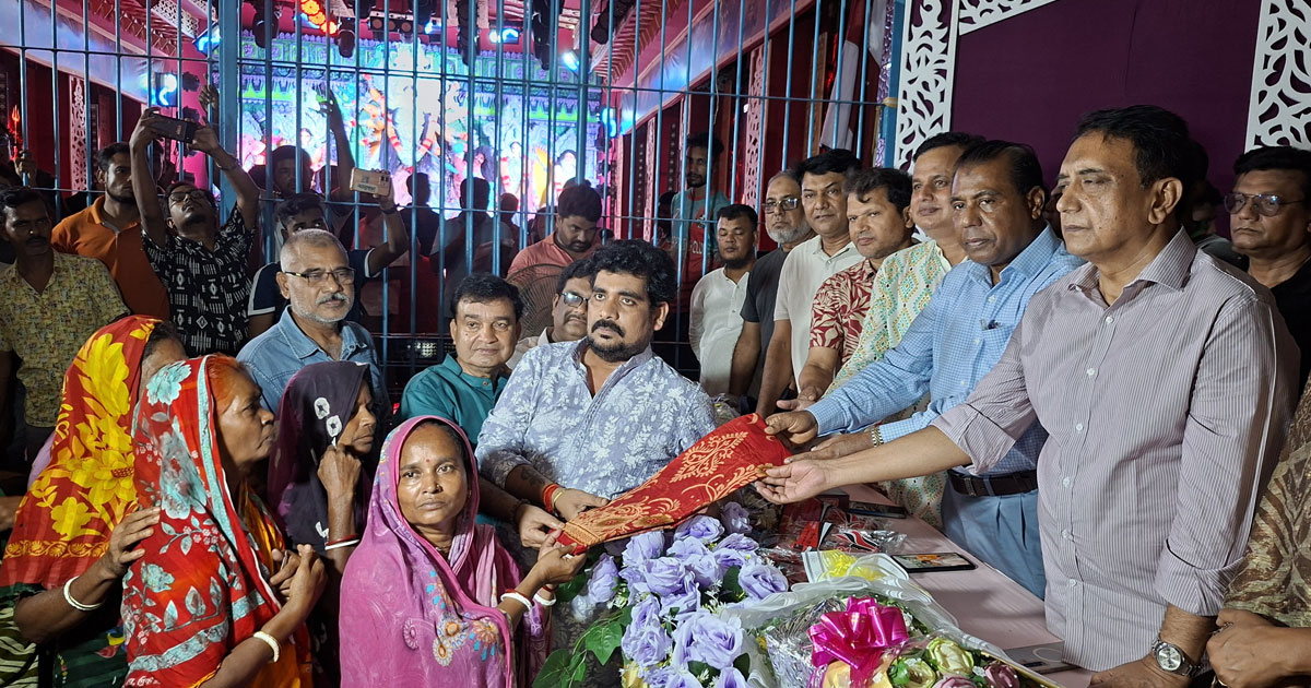 শারদীয় দুর্গাপূজা উপলক্ষে বগুড়ায় দুঃস্থদের মাঝে শাড়ি-লুঙ্গি বিতরণ