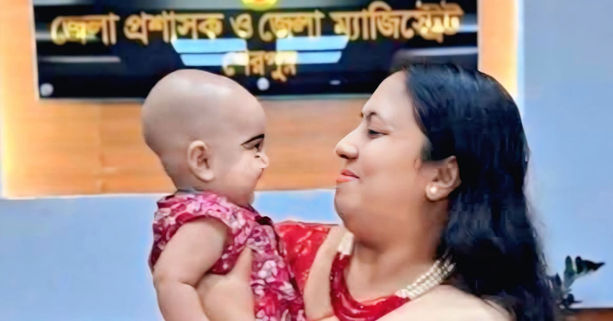 শেরপুরে গণশুনানিতে মা-হারা শিশুকে পরম মমতায় কোলে নিলেন ডিসি ফরিদা ইয়াসমিন