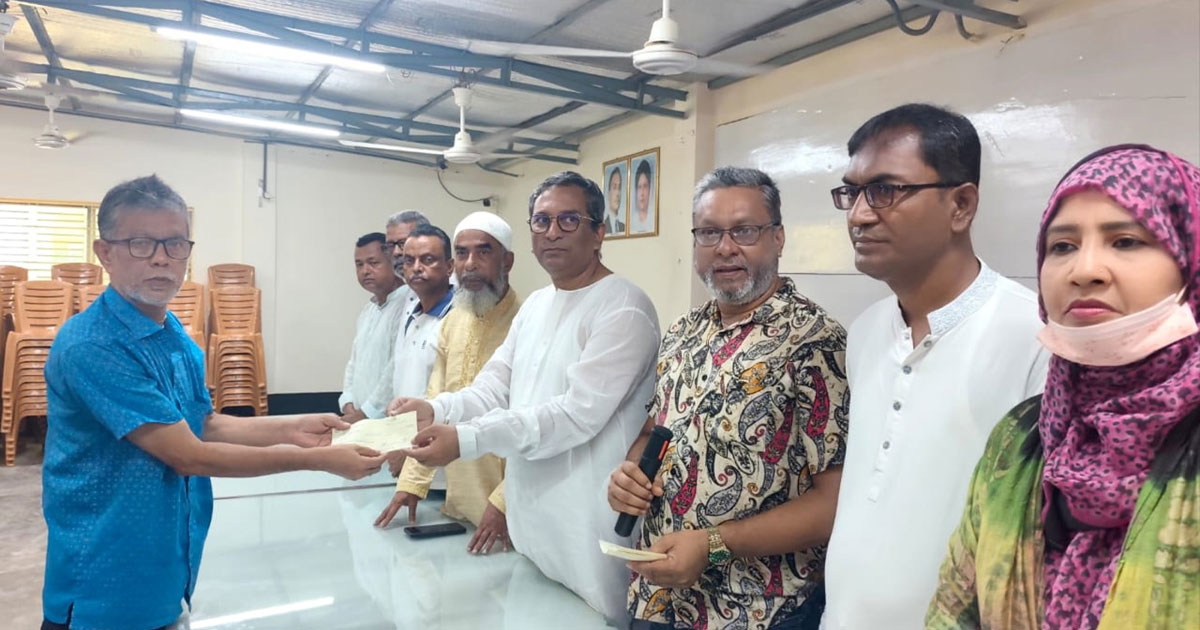 চাঁদপুরে শতাধিক অসহায় ব্যাক্তি পেলেন আর্থিক সহায়তা