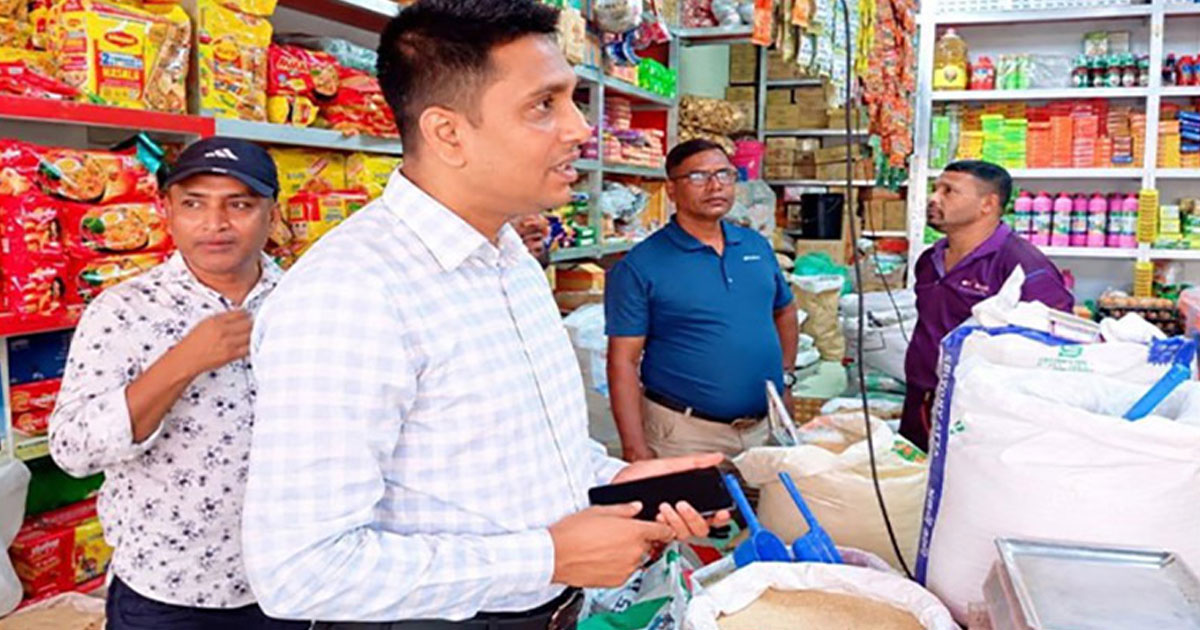 শার্শার বাগআঁচড়া বাজারে ভোক্তা অধিকারের অভিযান, দুই প্রতিষ্ঠানকে জরিমানা