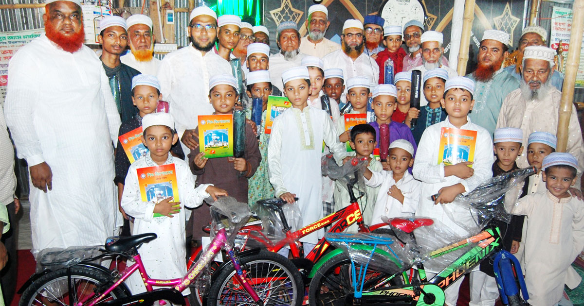 ৪০ দিন নামাজ পড়ায় ৩ শিশুকে বাইসাইকেল উপহার