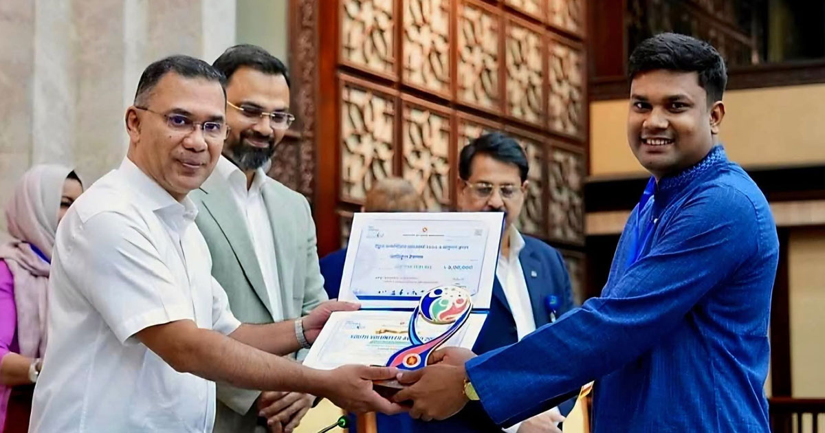 সমাজসেবায় অবদানের স্বীকৃতি, ‘ইয়্যুথ ভলান্টিয়ার অ্যাওয়ার্ড’ পেলেন ছাত্রদল নেতা
