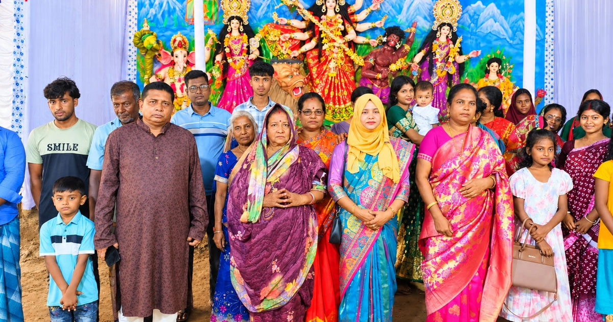 পাংশার পূজামণ্ডপে আফরোজা আক্তার
