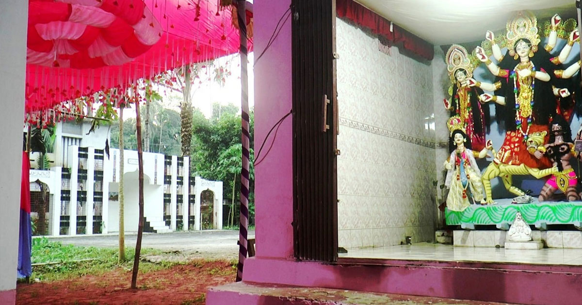 ৫৬ বছরের সম্প্রীতির অনন্য দৃষ্টান্ত: এক আঙিনায় মসজিদ-মন্দির, আজানে থামে ঢাকের বোল