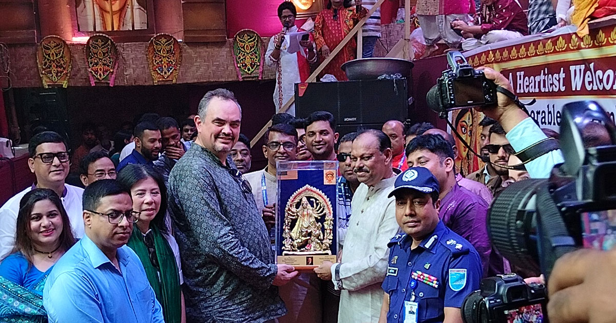 নারায়ণগঞ্জের ঐতিহ্যবাহী আমলাপাড়া পূজামণ্ডপে মার্কিন রাষ্ট্রদূত, বোস কেবিনে খেলেন চা