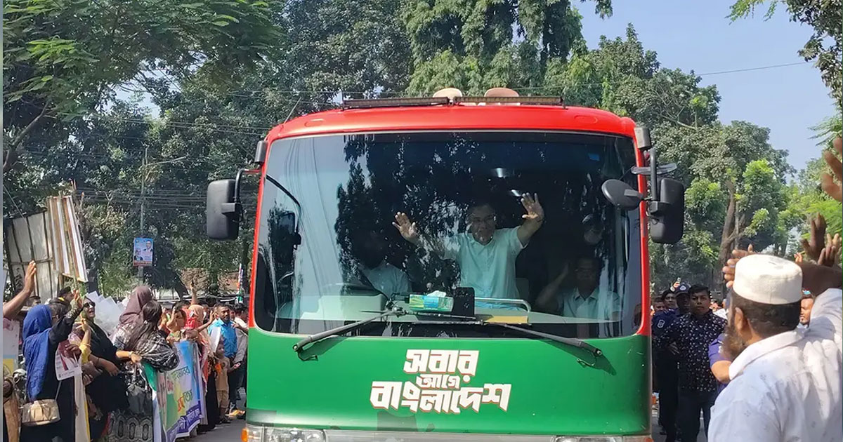 সৈয়দপুরে রাস্তায় দাঁড়িয়ে বিএনপি নেতাকর্মীদের ফুলেল শুভেচ্ছা