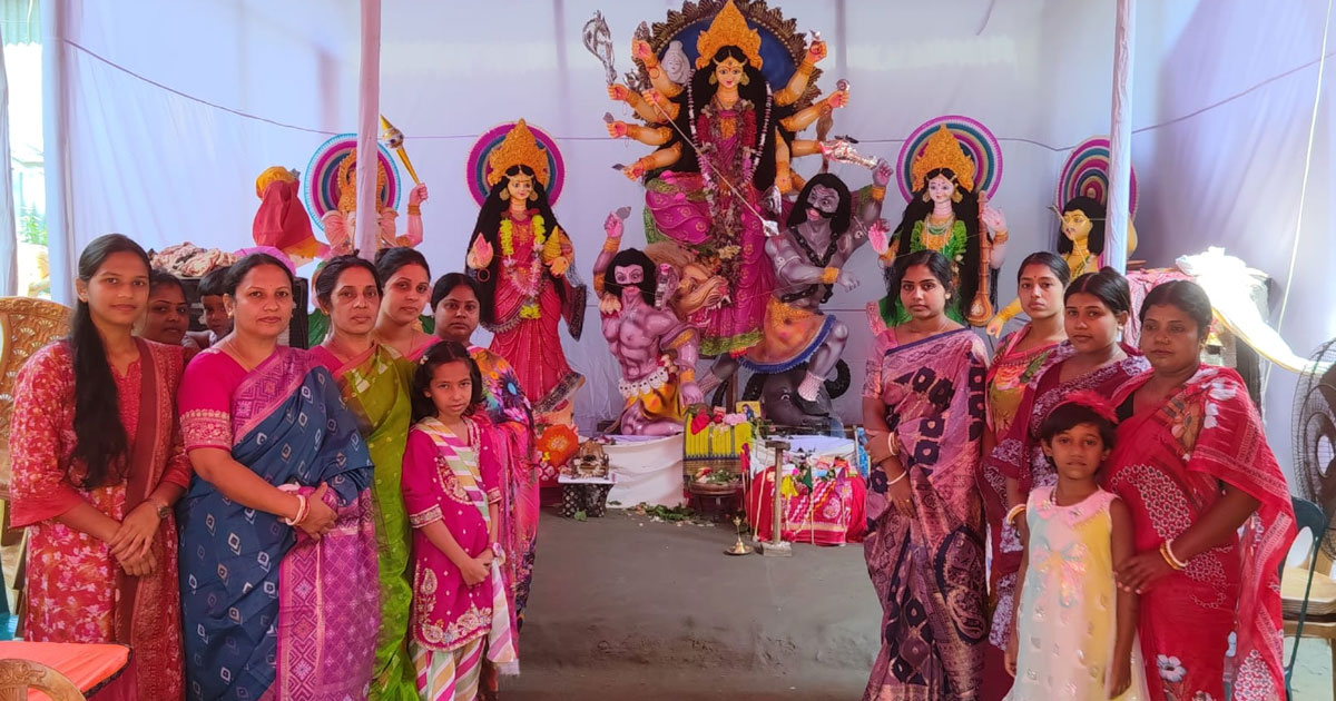 দুর্গতিনাশিনী নারী শক্তিকে সামনে রেখে ১১ বছর ধরে দেবী দুর্গার পূজা করছেন নারীরা