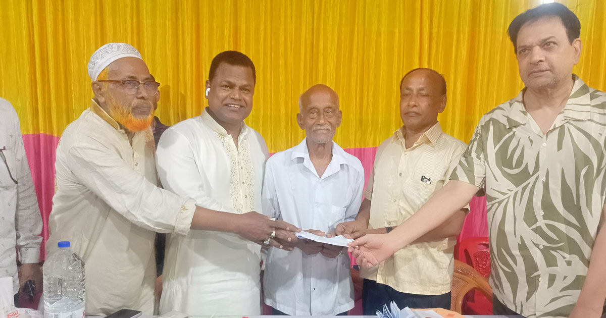 বাগেরহাটের বিভিন্ন পূজামণ্ডপ পরিদর্শন করেছেন বিএনপি নেতা এম এ সালাম