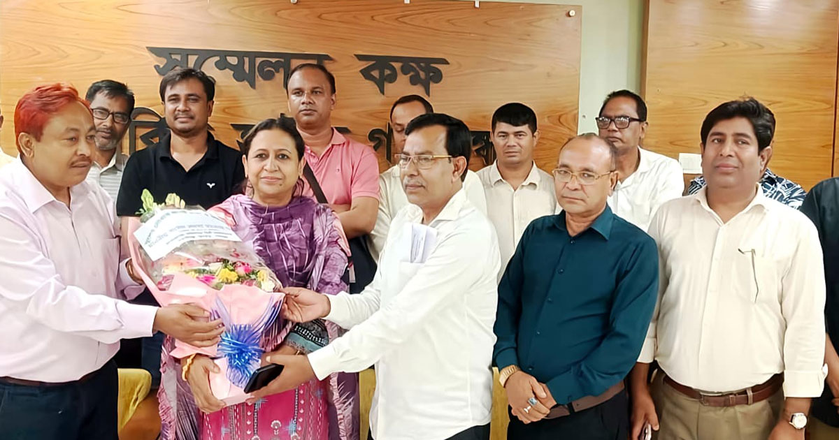 গাইবান্ধায় ​বিএনপির এমপিকে যুবলীগ নেতার ফুলেল শুভেচ্ছা, বিএনপিতে ক্ষোভ