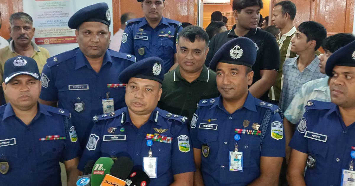 দুর্গাপূজার মণ্ডপ পরিদর্শনে ময়মনসিংহ রেঞ্জ ডিআইজি ও পুলিশ সুপার