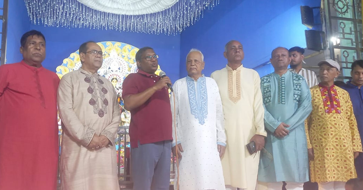 ময়মনসিংহ নগরীর বিভিন্ন পূজামণ্ডপ পরিদর্শন করেন বিভাগীয় কমিশনার হুমায়ুন কবির