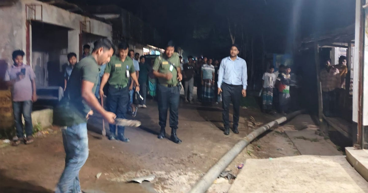 শাহরাস্তিতে অবৈধভাবে বালু উত্তোলন করায় দুই ব্যক্তিকে অর্থদন্ড