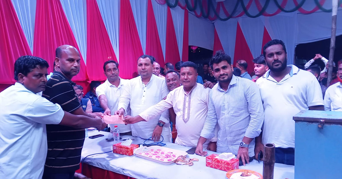 কাপাসিয়ায় যুবদল নেতার পূজামন্ডব পরিদর্শন ও আর্থিক সহায়তা প্রদান