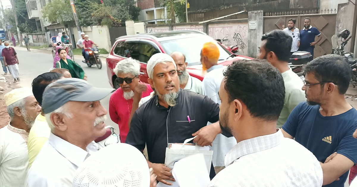 চাঁদপুর শহরের আরএস টাওয়ার পরিদর্শনে পৌর কর্তৃপক্ষ, খুব শিগগিরই সিদ্ধান্ত