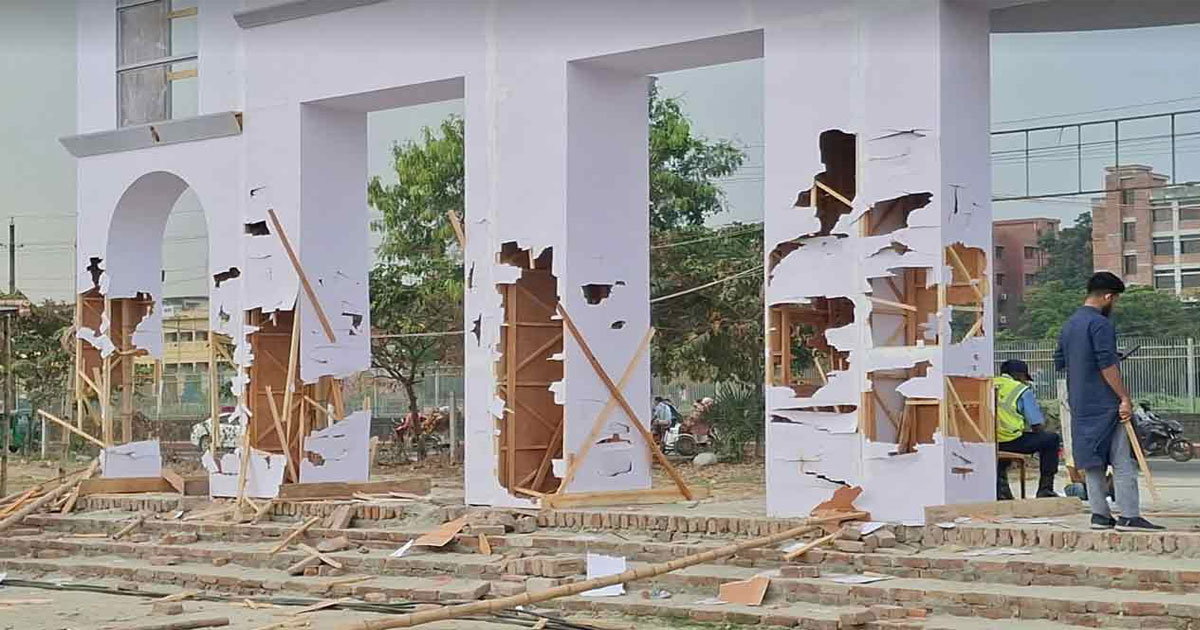 পুরাতন বাণিজ্য মেলার মাঠে সচিবালয় স্থানান্তরের প্রতিবাদে ভাঙচুর
