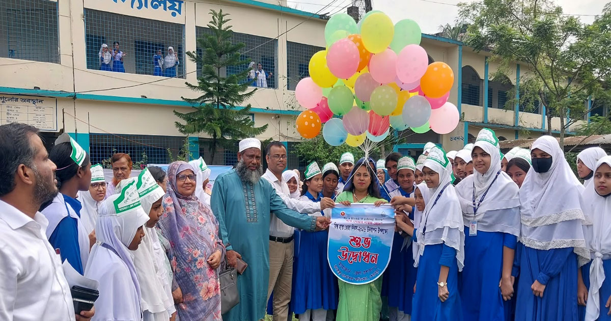 বিশ্ব হাত ধোয়া দিবসে শেরপুরে ডিসির হাত ধোয়ার নিয়ম প্রদর্শন