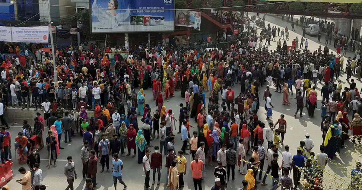 মিরপুরে সড়ক অবরোধ করেছেন পোশাক শ্রমিকরা, যান চলাচল ব্যাহত