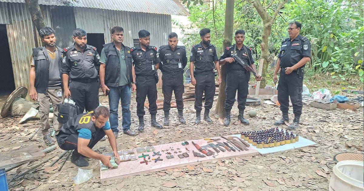 নরসিংদীতে এসআরবি-১১-এর অভিযান, অস্ত্র-গুলি ও মাদক বিক্রির টাকা উদ্ধার