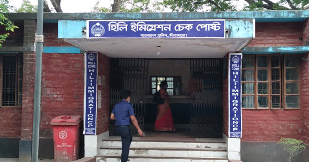 বাড়ছে করোনা সংক্রমণ, সতর্কতা নেই হিলি চেকপোস্টে