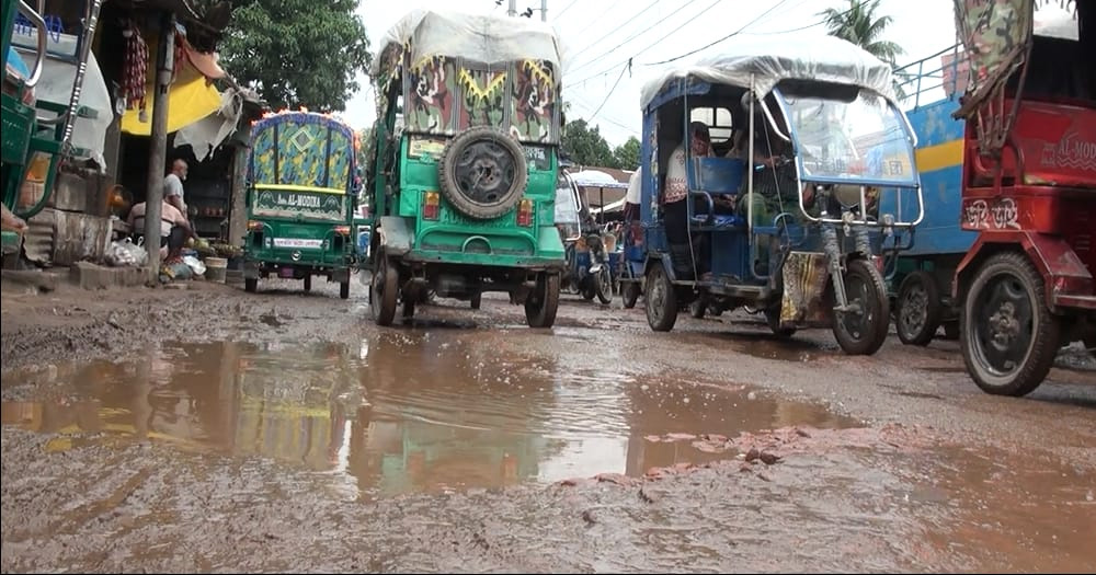 কুড়িগ্রাম সড়কে জনদুর্ভোগ