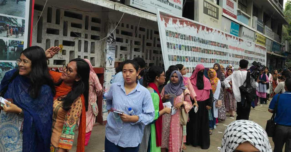 ভোটার লাইনে প্রার্থীদের প্রচারণা, ‘বিরক্ত’ ভোটাররা
