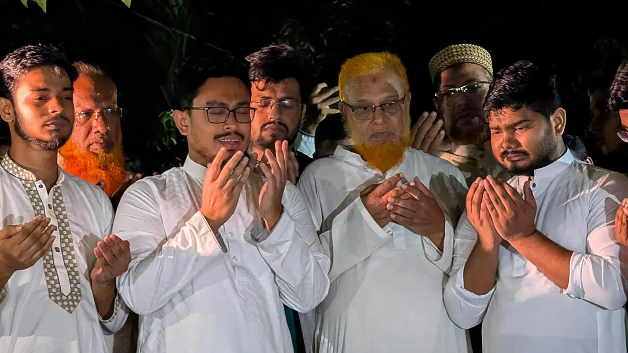 জুলাইয়ের আকাঙ্ক্ষা ধারণ না করলে সরকারের পরিণতি হাসিনার চাইতেও খারাপ হবে : সাদিক কায়েম