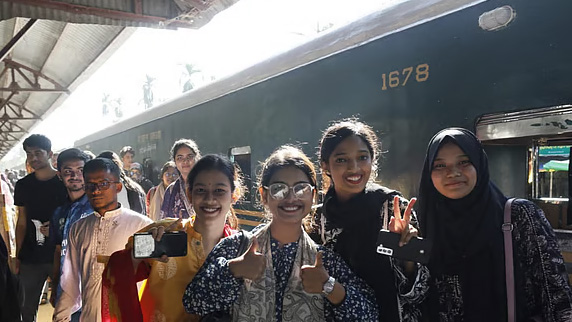 চাকসু নির্বাচন: শাটল ট্রেনে ক্যাম্পাসে ভোট দিতে এল শিক্ষার্থীরা