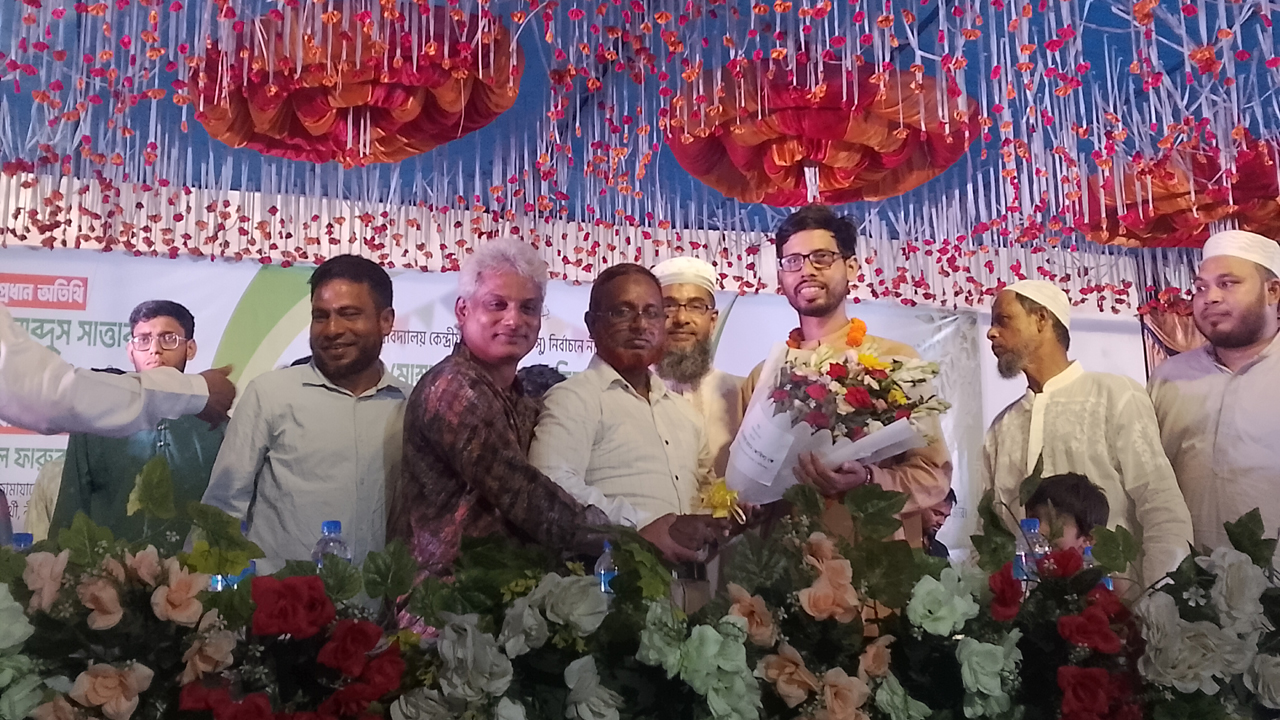 নীলফামারীর নিজ গ্রামে রাকসুর নবনির্বাচিত ভিপি জাহিদকে সংবর্ধনা