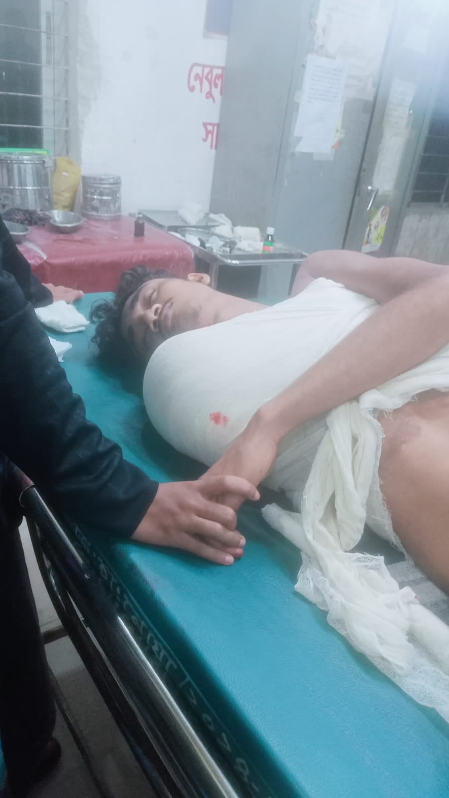 নোয়াখালীতে ট্রাকের ধাক্কায় তরুণের হাত বিচ্ছিন্ন